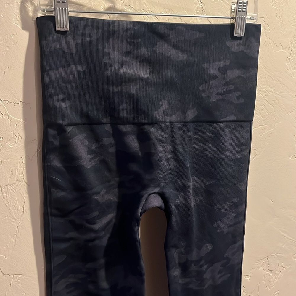 Spanx Look at Me Now Cropped Leggings in Black Grey Camo Print - Picture 8 of 10